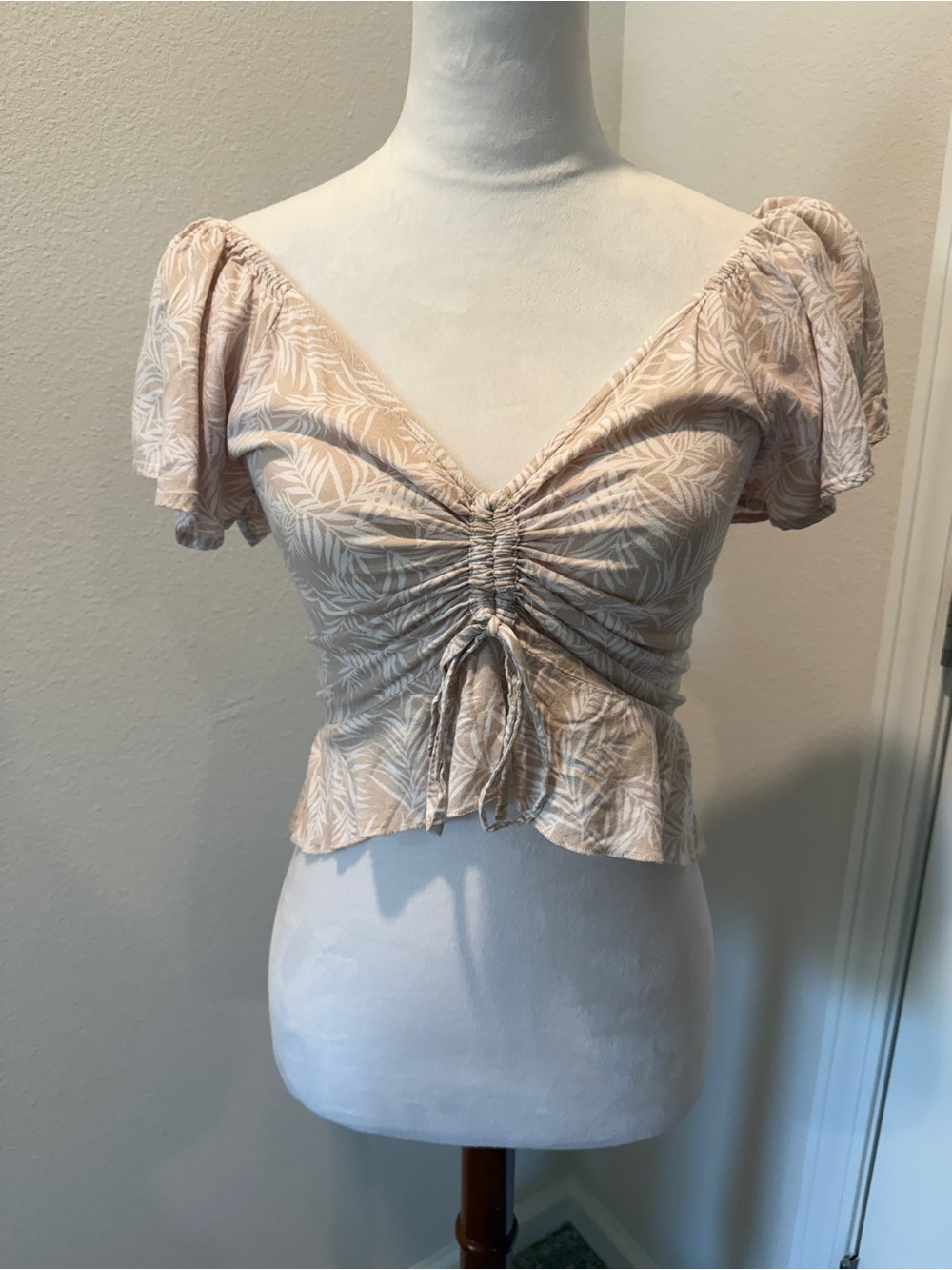 Ruched V-Neck Short Sleeve Crop Top in Light Beige Leaf Print